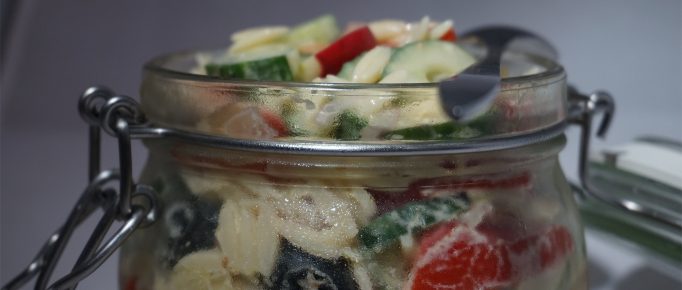 Salad in bowl (of pasta salade met orzo)
